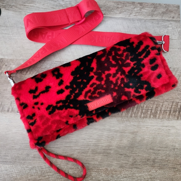 Ivy Park Adidas Hearts Sold Out Clutch (NWT) - Picture 1 of 4